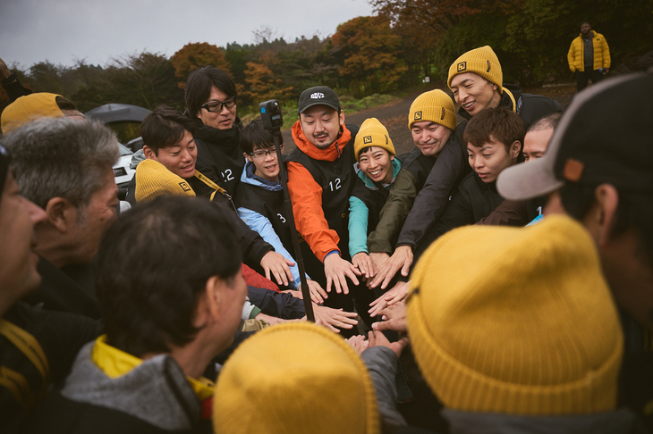 参加選手らで士気を高めあう。これからハードな2日間が待ち受けている。