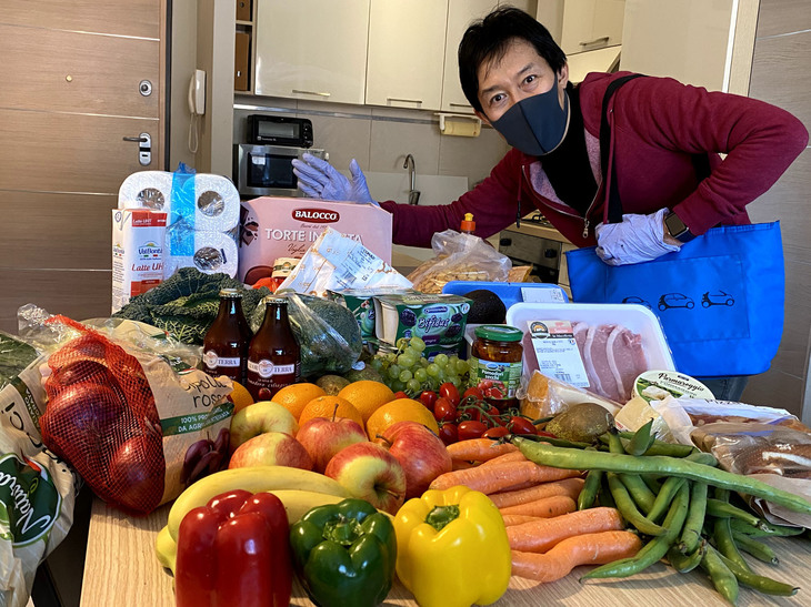 食料は1週間分をまとめて購入するようにしている。多くのスーパーで着用が義務付けられているマスク＆ビニール手袋にも、もう慣れた。以下はメーカー提供の写真以外、すべて2020年4月に筆者が撮影したもの。