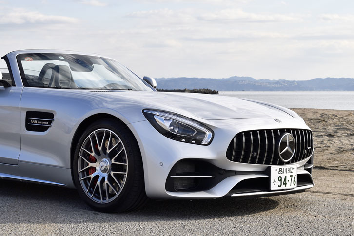 「AMG GT Cロードスター」は、「AMG GT」をベースに、公道走行可能なレーシングモデル「AMG GT R」の技術を取り込んだ、シリーズ随一のエクスクルーシブモデルという位置付け。車両価格は2323万円。