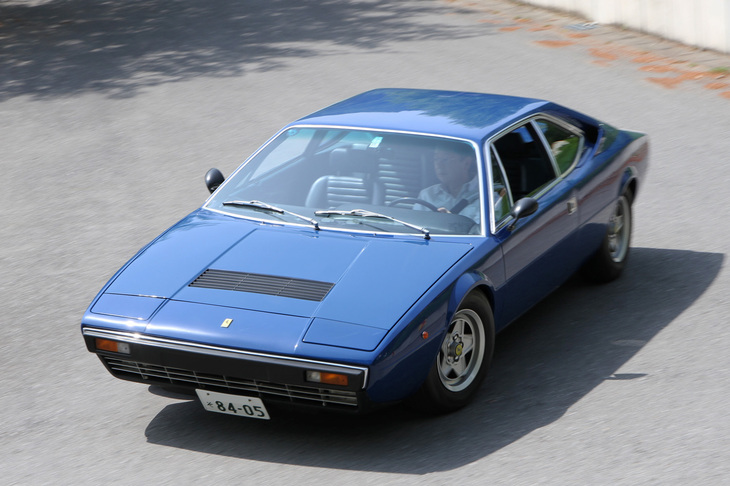 1978年「フェラーリ308GT4」。フェラーリの量産モデルとしては唯一ベルトーネ（当時のチーフデザイナーはマルチェロ・ガンディーニ）がスタイリングを手がけた、フェラーリ初のV8エンジン搭載車。