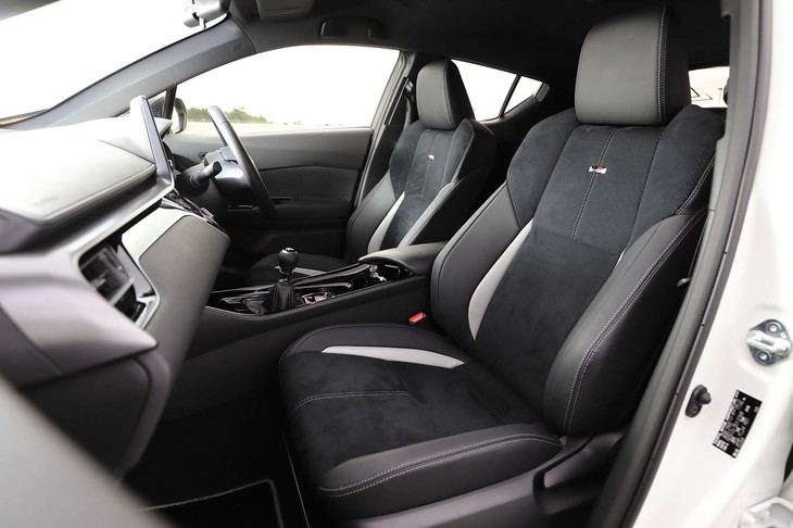 背もたれに「GR」ロゴがステッチされた“GRスポーツ”専用スポーツシート。座面は標準モデルよりも柔らかく感じられた