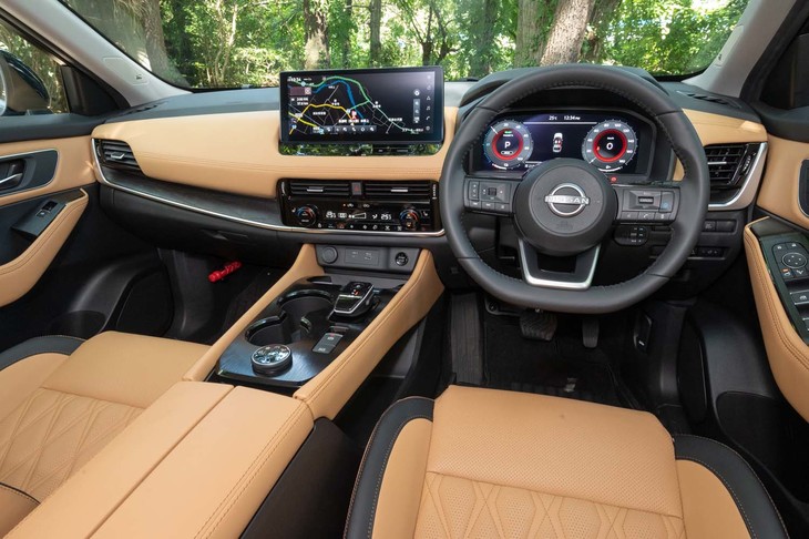 オプションのナッパレザーシートを装着するとインテリア全体がタンカラーでコーディネートされる。上質感の向上を図っているだけあって、先代モデルと比べるとラグジュアリーとすら呼べる雰囲気だ。