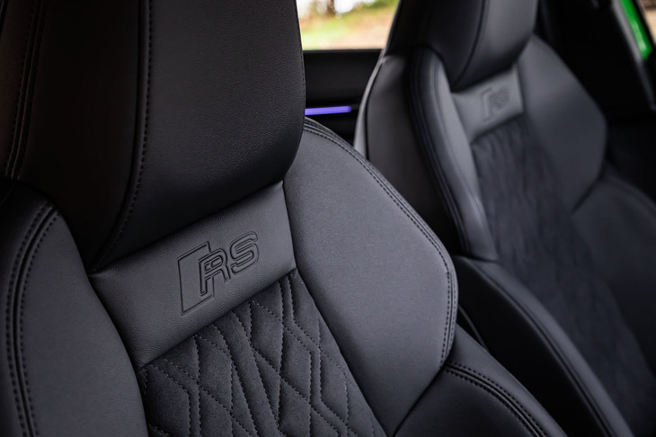 エンボス加工された「RS」ロゴがヘッドレスト下部に入るスポーツシートは、「RS 3」に標準で装備されるアイテム。ファインナッパレザーの表皮もオプションで選択できる。
