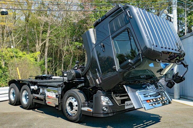 UDトラックス・クオンGW（写真は標準ルーフ・リーフサス仕様）