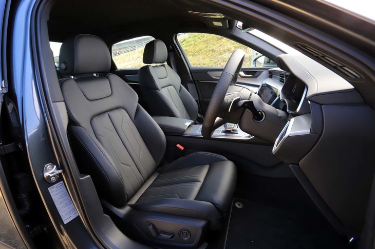 「Sライン」にはバルコナレザー表皮の電動スポーツシートが備わる。