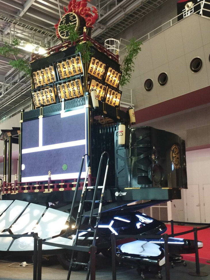 山車の下部は縁起のいい「亀」をモチーフにデザインされている。モーターアシスト付きなので、大人2人でも問題なく引けるという。