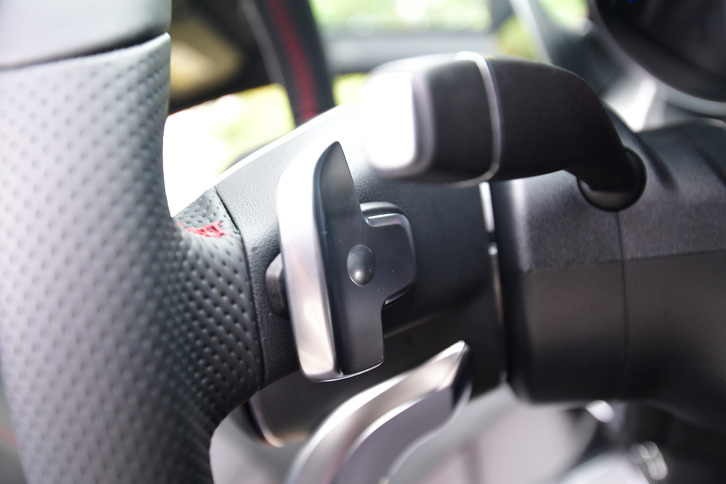 トランスミッションはデュアルクラッチテクノロジーを採用した7G-DCT。ステアリングにはシフトパドルが装備される。