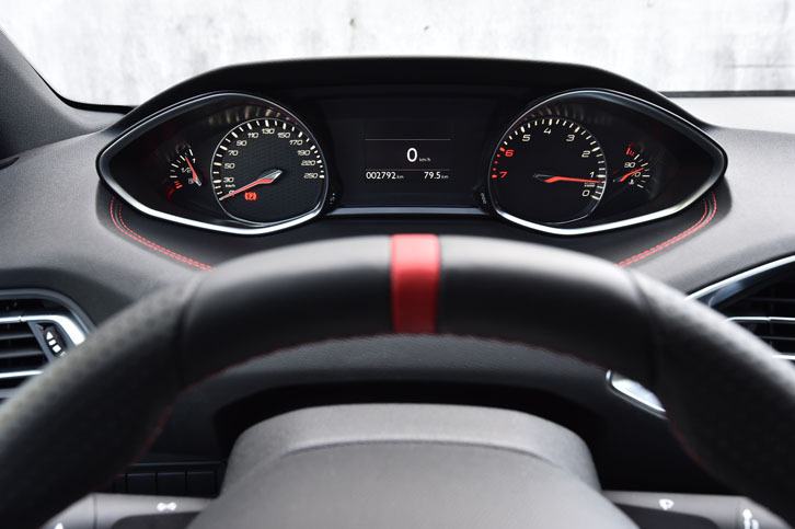 ドライバーは、メーターパネルをステアリングホイールより上方に見ることになる。反時計回りに指針が動くタコメーター（左）が特徴的。