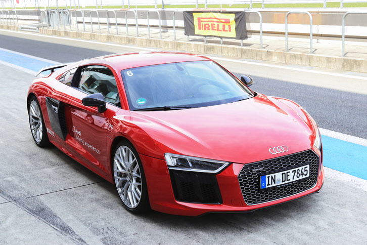 「R8クーペ V10プラス5.2 FSIクワトロ」のリアアクスルには機械式LSDが備わる。ロッキングファクターは加速側が25％、減速側が45％。