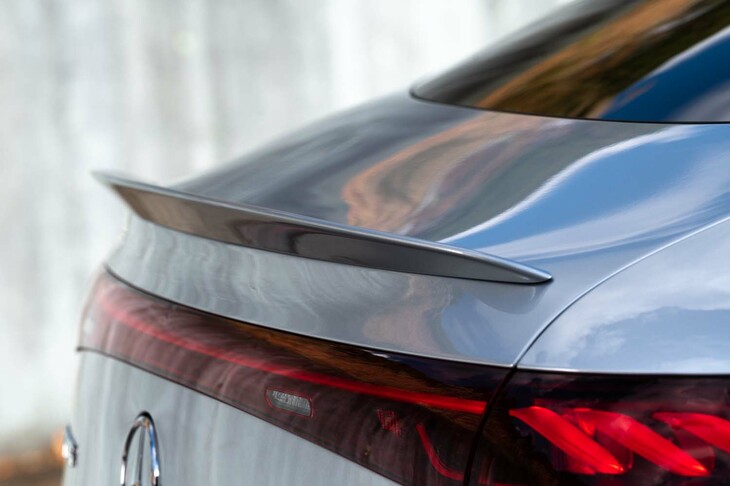 リアエンドにはコンパクトなスポイラーを装備する。