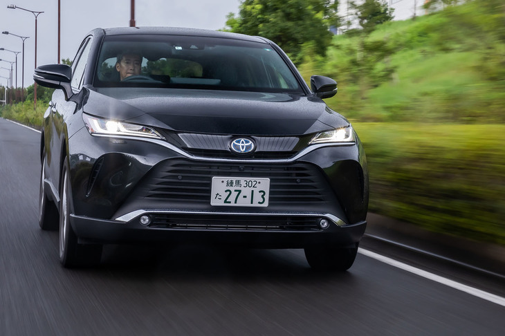 サスペンション形式はフロントがマクファーソンストラット、リアがダブルウイッシュボーン。ハイブリッドモデルの最低地上高は190mmという設定になっている。