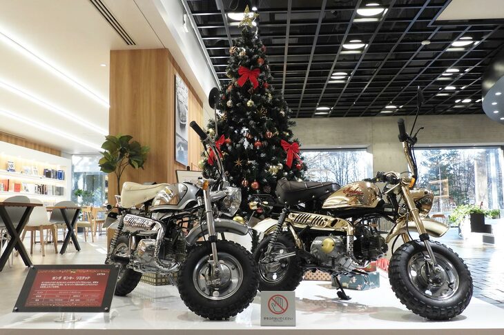 ミュージアムショップやギャラリー、ライブラリーが位置する南棟1階の様子。ゴールド＆シルバーのきらびやかな「モンキー リミテッド」（1979年）と、キレイに飾られたモミの木に、「ああ、2025年ももう終わりなんだなぁ」と戦慄（せんりつ）した。