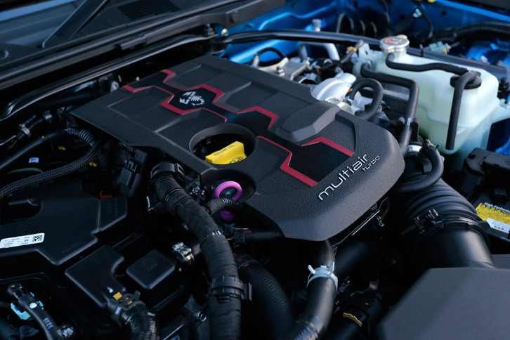 「アバルト124スパイダー」は、FCAご自慢の「マルチエア」1.4リッターターボエンジンを搭載。「マツダ・ロードスター」を39psと10.2kgm上回る、最高出力170ps、最大トルク25.5kgmを発生する。