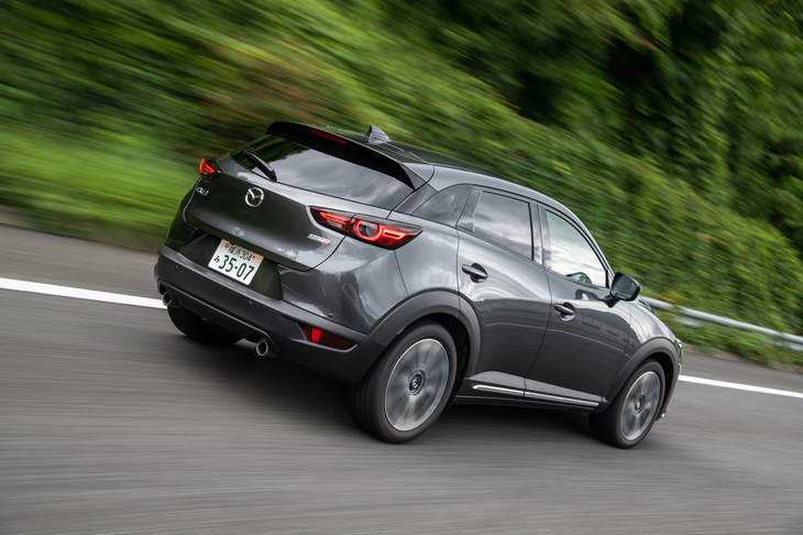 新しい足まわりの調律の狙いは、路面からの入力に早い段階から反応し、従来モデルより長く時間をかけてボディー（乗員）に伝えるというもの。唐突感のない、よりしなやかな乗り心地を意図したものだ。