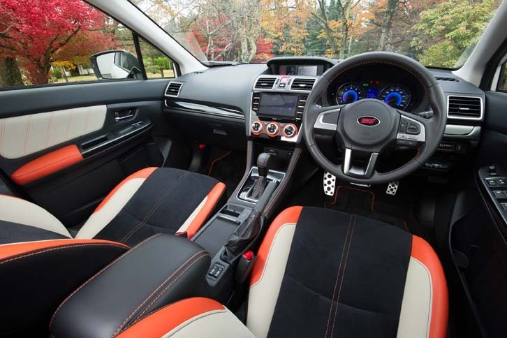 室内にはオレンジのアクセントが各所に施される。シートは富士重工業の生産ラインで最初から組み込むことで、生産コストが省けたという。