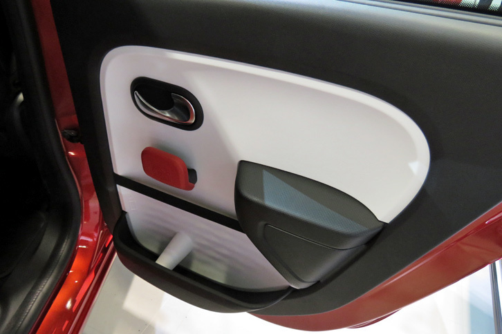 ルノー・トゥインゴ インテンス（リアドアトリム）