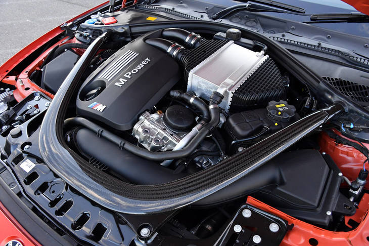フロントに縦置きされる3リッター直6ツインターボエンジン。スタンダードな「M3」や「M4」を19ps上回る、最高出力450psを発生する。