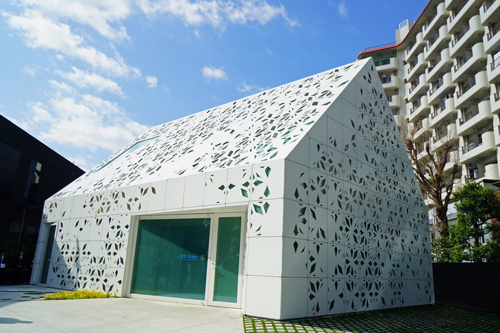 東京・六本木にオープンした「EQハウス」は、メルセデスの電動化モデルを包括する新ブランド「EQ」の情報発信施設である。