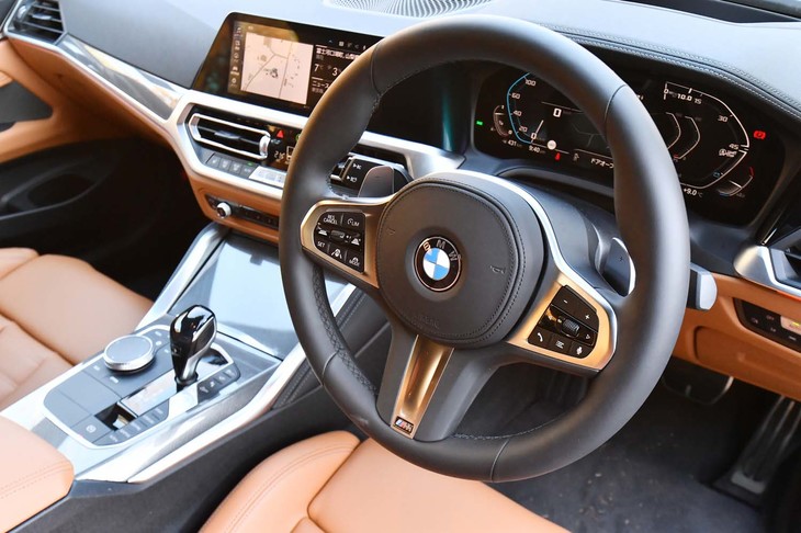 「M」エンブレムが添えられたステアリングホイール。スポーク部には運転支援システムやオーディオなどのスイッチが並ぶ。