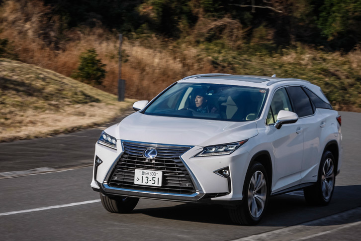 2017年12月に新設定された「RX450hL」。時を同じくして、「RX200t」は「RX300」に名称が変わり、「RX」シリーズは「RX450hL」「RX450h」「RX300」の3モデル展開となった。