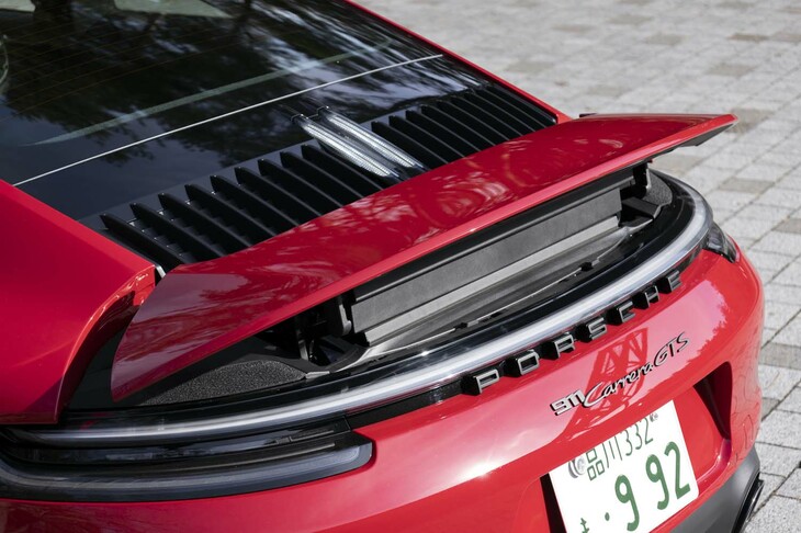 速度に応じて立ち上がるリアウイングは、コックピットからの手動操作も可能。