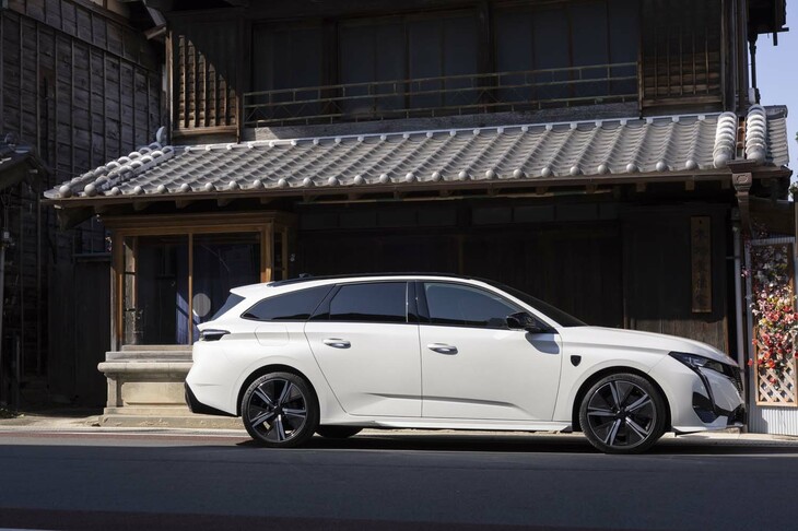 ボディーサイズは全長×全幅×全高＝4655×1850×1485mm。先代から55mm拡大した全長はハッチバックの「308」よりも235mm長い。