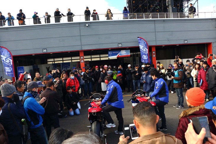 “ホンダミュージック”を奏でていた2台のレーサー。多くのファンが動画におさめながら、そのサウンドに酔いしれた。