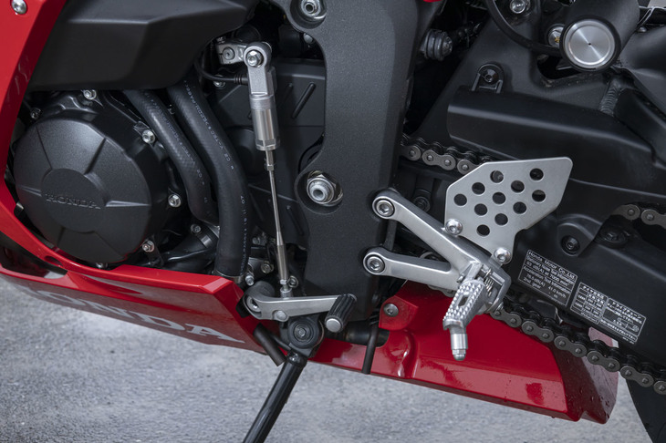 オプションで用意されるクイックシフター。シフトアップ／ダウン時における、クラッチレバーの操作が不要となる。