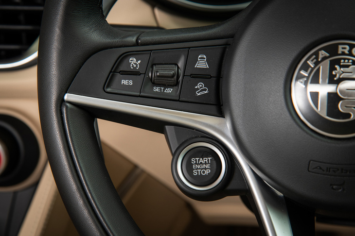 ステアリングホイールに備わる、前走車追従クルーズコントロールなどの操作スイッチ。オンロードに特化したモデルではあるが、SUVだけに「ステルヴィオ」にはヒルディセントコントロールが標準装備される。