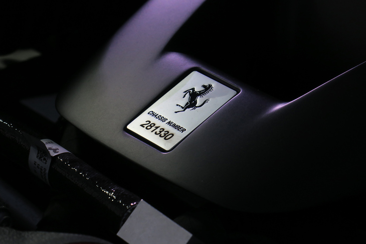 エンジンルームにはシャシーナンバーが書かれたプレートが貼られる。