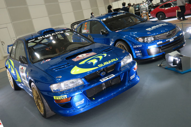 1998年の「スバル・インプレッサ555 WRC」（左）と、2008年の「インプレッサWRC」（右）。