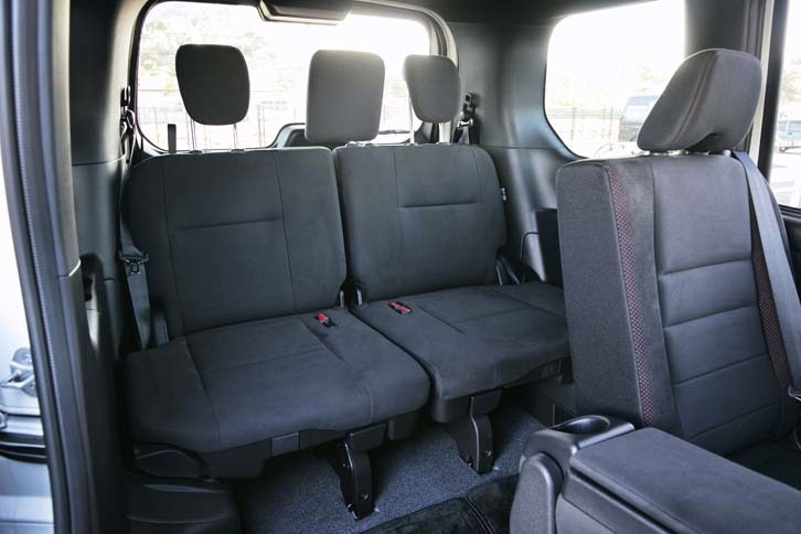 3列目シートも3人乗り。センターのヘッドレストは取り外しが可能で、荷室内に専用の収納スペースが設けられている。