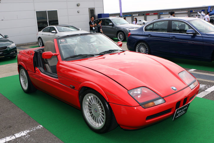希少な「BMW Z1」をもとに開発された「BMWアルピナ・ロードスター」。展示車両は世界限定66台の「リミテッドエディション」だった。
