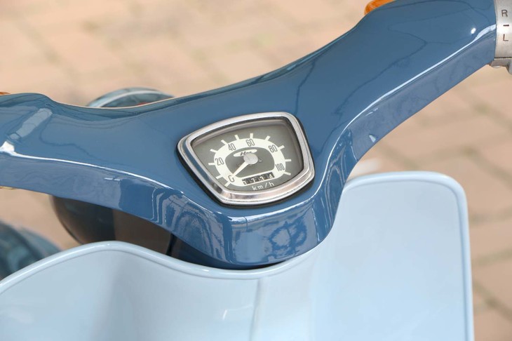 メーターが象徴するように装備や操作系はシンプル。しかしながら、遠心クラッチ付き変速機を搭載するなど、メカニズムは凝っており、誰でも安全に運転できる使いやすさを実現していた。