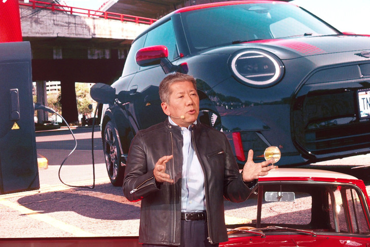 「MINI DAY 2025プレスカンファレンス」で「MINIジョンクーパーワークスE」と「MINIジョンクーパーワークス エースマンE」の概要説明を行ったBMWジャパン代表取締役社長の長谷川正敏氏。