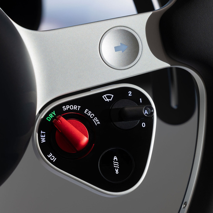 アルミ地が美しいステアリングスポーク部には、ウインカーのスイッチが見て取れる。走行モードのセレクターは、右スポークの下にある。