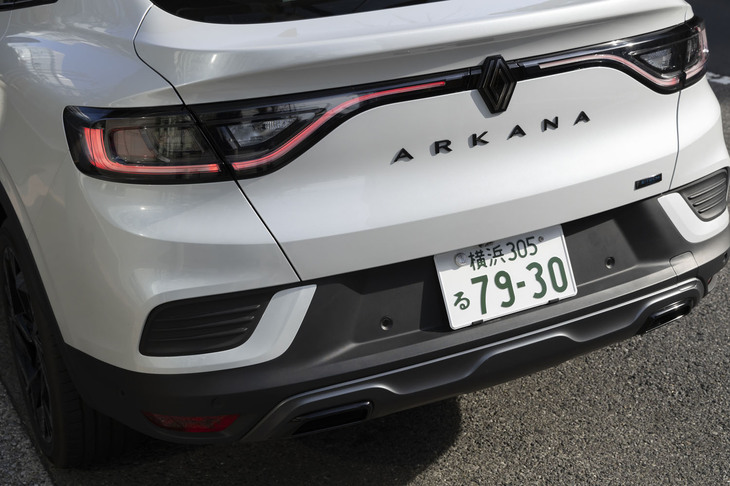 リアにも新しいルノーロゴが備わる。テールランプはクリアな部分の面積が拡大し、よりシャープな雰囲気になった。