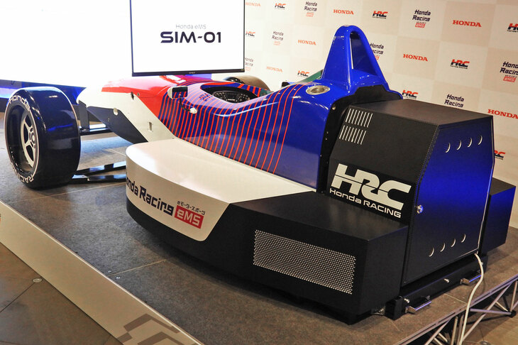 筐体のリバリー（カラーリング）はオプションでオーダーメイドが可能。発表会の展示機は、この日のために特別なリバリーが施されたもので、標準ではホワイトで塗装される。