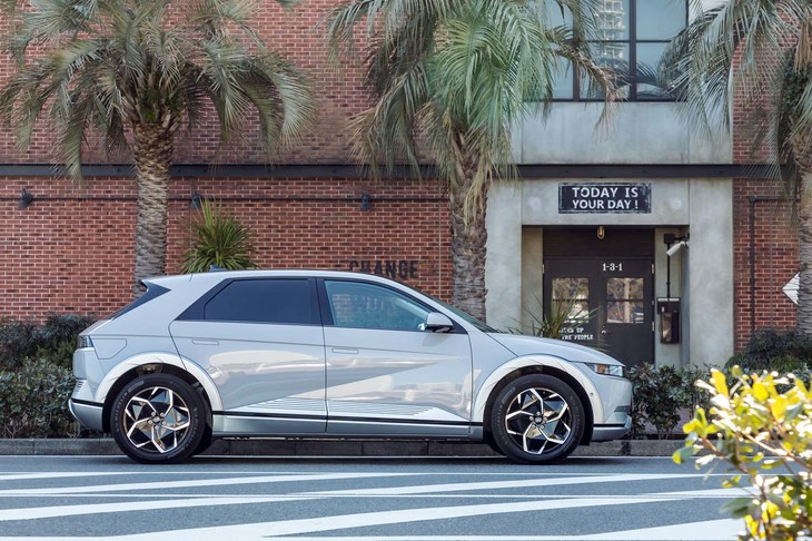 全長×全幅×全高＝4635×1890×1645mmという堂々たるサイズの「アイオニック5」。ボディーカラーは写真の「サイバーグレーメタリック」を含む全6色がラインナップされる。