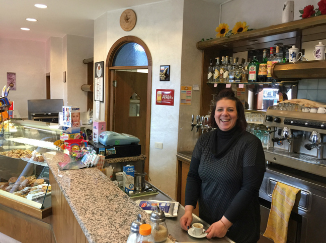 ドーポラヴォーロのバーカウンター。今や会員以外も歓迎。店員さんが笑顔で迎えてくれた。