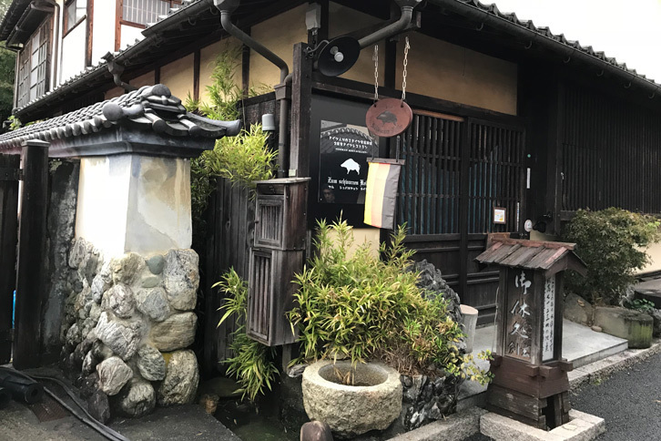 ドイツ料理店も町並みに溶け込んでいる。