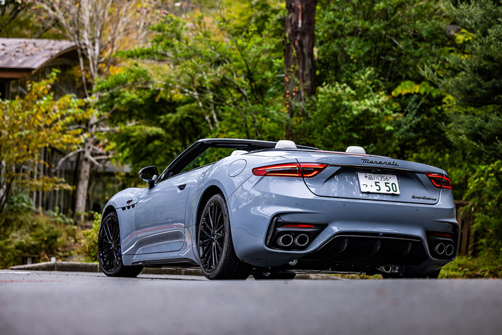 「グランカブリオ トロフェオ」のボディーサイズは全長×全幅×全高＝4960×1950×1380mm、ホイールベースは2929mm。今回の試乗車は、「グリージョ・インコグニト」と呼ばれるボディーカラーをまとっていた。