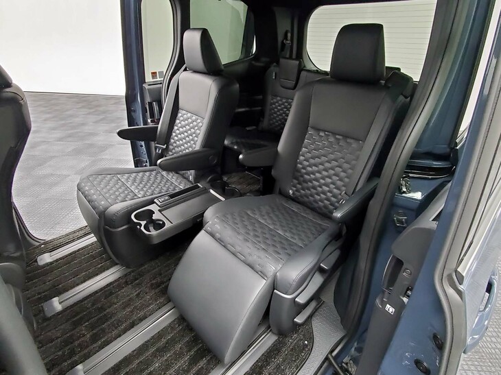 トヨタ・ヴォクシーS-Z＜7人乗り／ハイブリッド車＞（2列目キャプテンシート）