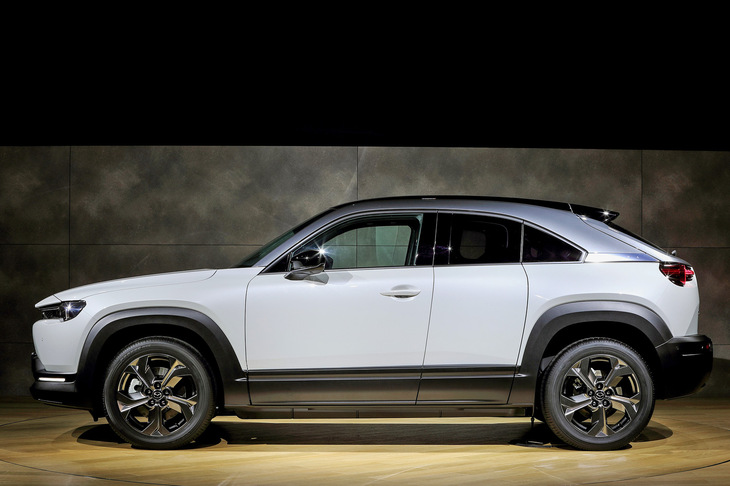 サイドビューではフェンダーモールの意匠に注目。特にフロントがわかりやすいが、前側を立て気味に、後ろ側は傾斜を緩めにと、前後非対称なデザインとすることで動きを見せているのだ。