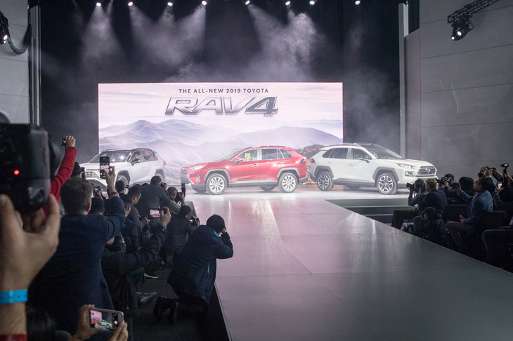 2018年3月のニューヨークショーより、5代目「RAV4」の発表会の様子。