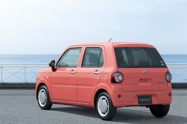 ほった：「リアハッチの取っ手やナンバープレートを付けるバンパーのくぼみなんかもあるから、仕方ないところもあるんでしょうけど、『ミラ トコット』のリアビューは、ちょっと雑然としていて、フロントと比べてデザインテーマが徹底されてない感じがしますね」