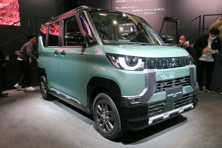 「デリカミニ」のデザインは、力強さと親しみやすさが融合したもの。フロントマスクでは、「DELICA」のロゴや半円形に光るヘッドランプが目を引く。