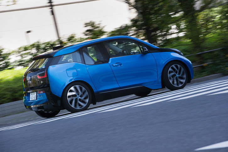 「i3」の駆動レイアウトはRR。バッテリーは床に敷きつめられる形で搭載されており、モーターなどのパワープラントはその後方に積まれる。