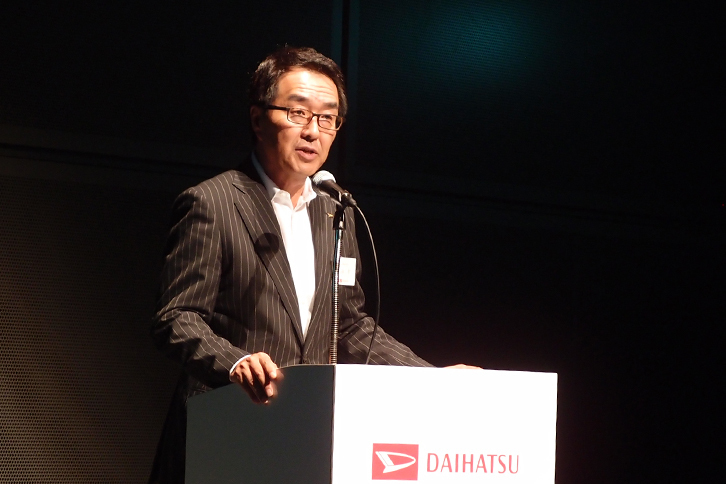 ダイハツ工業の上田 亨 上級執行役員。発表会の席上、「ムーヴ キャンパス」を「次の100年に向けてスタートするためのクルマ」として紹介した。