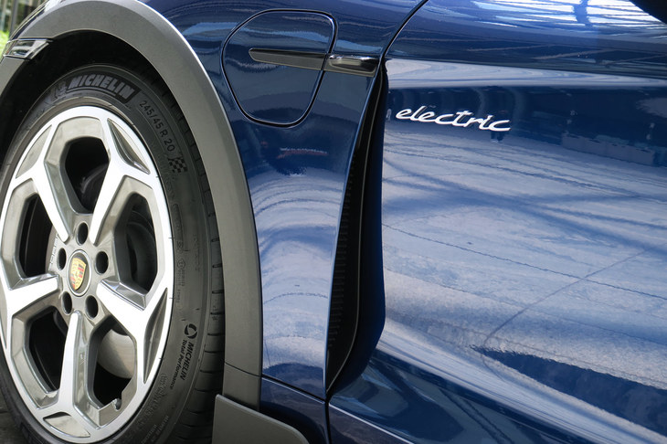 ポルシェ・タイカン4クロスツーリスモ（フロントフェンダーのエアアウトレット）
